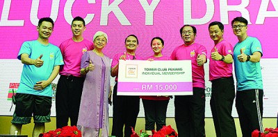 诺拉希妲(右4)成功赢走价值1万5000令吉TowerClub终生会员籍的幸运大奖。左起3为章瑛及许展强,右3为黄伟益。