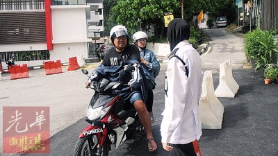居民询问保安,升旗山什么时候开放。