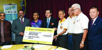 林冠英移交5万令吉水灾援助金予北海新芭观音亭斗母宫,由财政李居一接领,右3为署理主席辛信德。