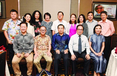 宴会主宾合影,前排左起叶谋通,李兴前,黄荣盛,黄清元,李燕萍,后排左1及2为张成顺及温雅妮伉俪。