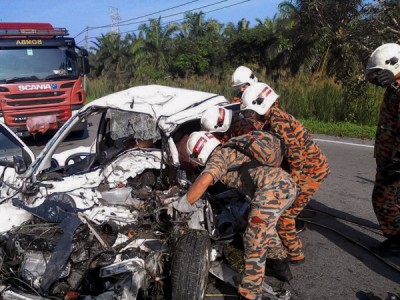 消拯人员将3死者遗体移出,交由警方送往医院太平间。