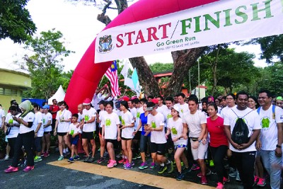 尤端祥(右起)、麦慕娜以及颜艾菱也“Go Green Run 2017”主办挥旗礼,陪伴者尚有吴俊强。