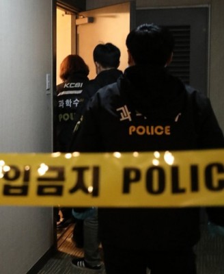 警方在首爾清潭洞一間服務式住宅內發現懷疑燒炭自殺的鐘鉉。