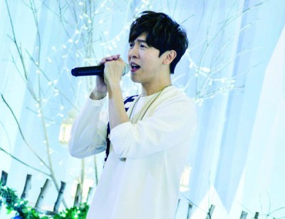 A-bin除了现场演唱3首新歌,还应歌迷要去清唱代表作《坏人》,并为歌迷签名。