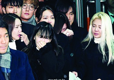 少女时代哭成一团。
