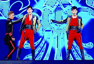 “东方神起”在东京巨蛋球场开唱。