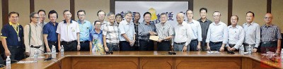 锺灵63/65毕业同学移交8万令吉予董事会作为学校发展本。