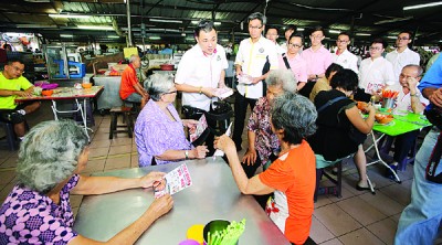 民政党联合近打区一马小贩商公会、霹雳怡保贩商公会和居民协会,前往万里望巴刹、桂和园巴刹和狮尾巴刹派发传单。
