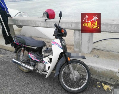 死者摩托車停放在檳城大橋中央處的路旁。