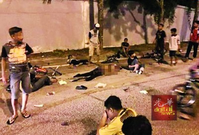 8名少年骑脚车遭轿车撞毙的案发现场。