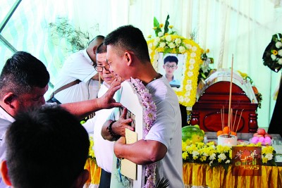4名至亲举殡日当天,林瑞木拥抱至亲的相片,不舍地道别。
