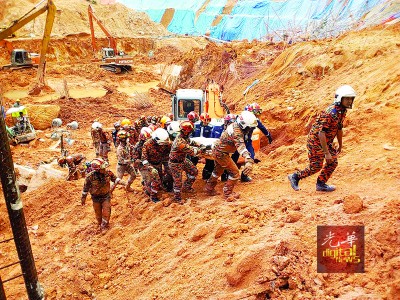 丹绒武雅拉曼大学学院槟城分院附近一建筑工地发生土崩,活埋11人,3人及时逃生。