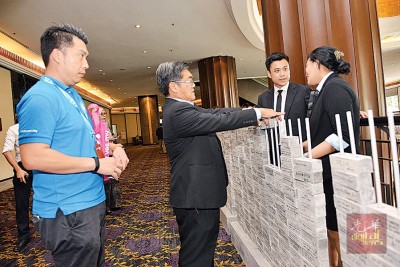 参与追思会的出席者会获得一块石砖,可在石砖上写下对杨忠礼的寄语。