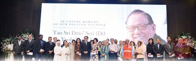 28个非政府文教组织及公益慈善团体的代表参与杨忠礼追思会,并获得杨忠礼家属颁发的善款。