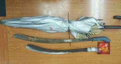 警方逮捕嫌犯后,在车内寻获两把巴冷刀。