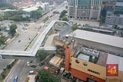 因兴建捷运二号线,政府决定拆除营运44年的安邦购物中心。