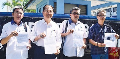 黄德亮(右2)在陈荣兴(左起)、陈协成和严家荣的陪同下,前往警局报案。