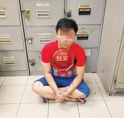 华裔偷拍狂被广场保安人员逮个正着,带往保安室。