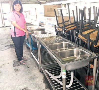 李亚琏:不锈钢家具是水灾灾民的首选。