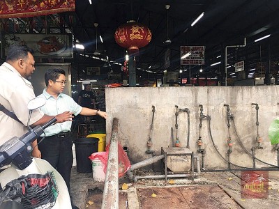王宇航与执照组官员巡视七条路巴刹了解问题。