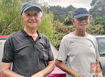 陈宗明(左)及林先生都希望植物园不要征收费用,因为这里是州内最适合晨运的地方。