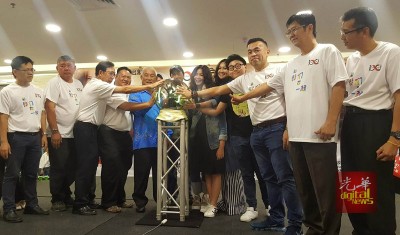 (左5)吴天福及众嘉宾为慈善电影放映会主持开幕仪式。