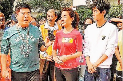 小娴(中)昨赴云林,和胡瓜(左)、阿翔为《综艺大集合》出外景。