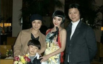 范冰冰(右二)和父亲范涛(右)、母亲张传美(左后)与弟弟范丞丞的全家福照在网络上流传。