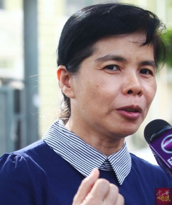 郭素岑:就算最后只剩我一个人,我也会在街上摆一张桌子、一张椅子和两支毛笔,这也是传承文化。