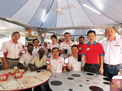 民主行动党森州州委正式推介“无纸”选民查询系统,以快速为选民查询资料。前排左起为周世扬、阿鲁古玛、P古纳、陆兆福、张聒翔、谢琪清及张金发。