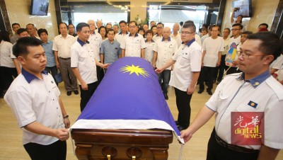刘国南(前面左起)、梁智伟、黄金城和罗添权背为党旗仪式。受到也马汉顺。
