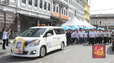 生前编撰马华党训以及党歌之马华前副总会长拿督陈立志周日举殡,同一多亲友、马华霹州基层领袖、马华党员和社团代表与会举殡仪式,送他走完人生最后一程。