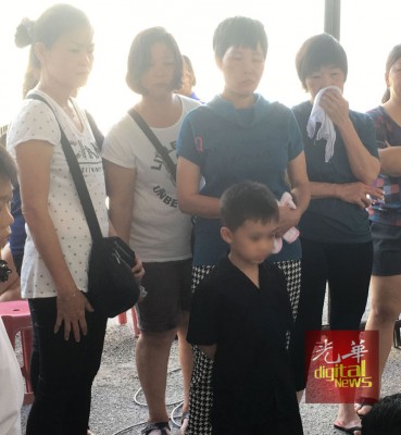 刘智伟三个“妈妈”与儿子。