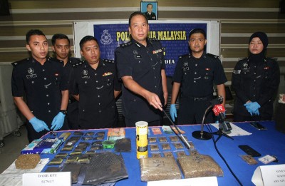 扎菲尔(右3)与立功警官召开记者会和出示起获的毒品,左3是加影警区肃毒组主任慕克里兹助理警监。