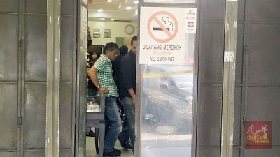 大批警员到场进行调查。