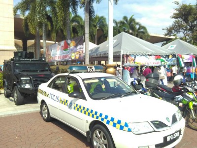 特警部队和警车一早在布特拉清真寺外驻守。