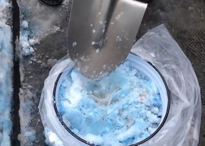 居民担忧蓝色雪花,可能是有毒的化学物质导致。