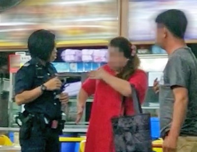 煮炒档女主管(遭逢)望警员叙述非礼过程。