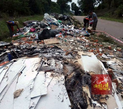 通往华团第3公冢义山主干公路左旁道路空地被"垃圾虫"侵占,变成垃圾场。