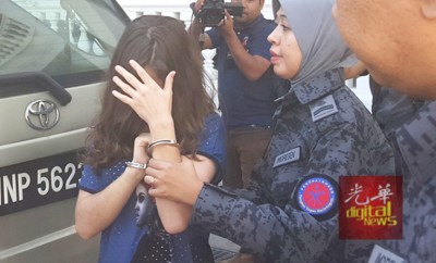被告罗帕金娜获释后逃离法庭,但遭移民局官员当场抓回,场面狼狈不已。