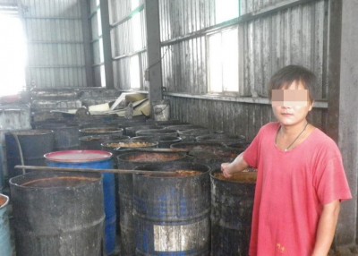 施闵毓(红衣者)共同熬制馊水油,两人一起被味全公司求偿。