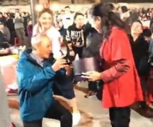 陈荣峻在2千人的见证之下向女友求婚。