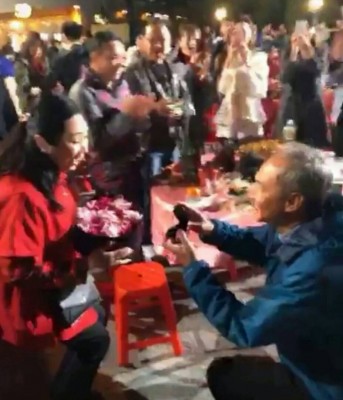 陈荣峻在2千人的见证之下向女友求婚。