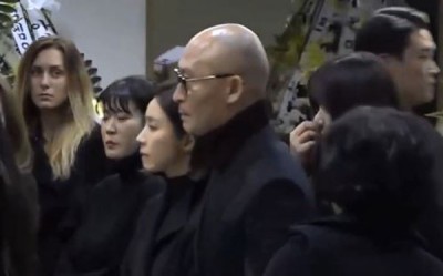 申世景现身吊唁前男友。