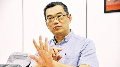 刘德福表示自己不会把手机放在贴身口袋里,只要能够做到与电子器材保持一定距离,就能够降低辐射对人体的危害。