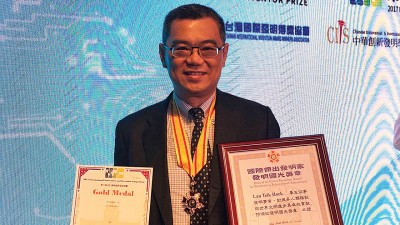 于台湾获颁第8届ⅢC国际创新发明竞赛金奖以及国际杰出发明家发明国光奖章的刘德福为大马争光。