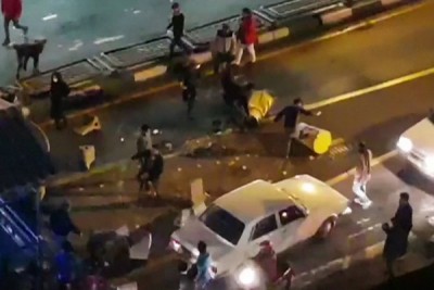 示威者破坏公路设施。(法新社照片)