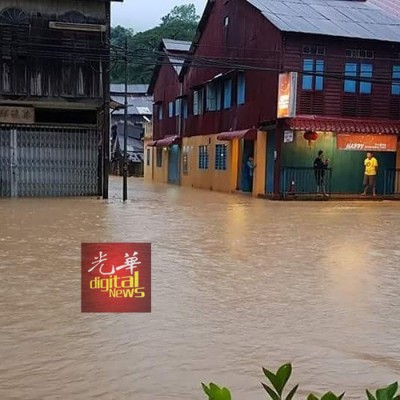 大街沦为水道,居民才会望水兴叹。(希冀取自Kim Hen Chin-林明吹水站)