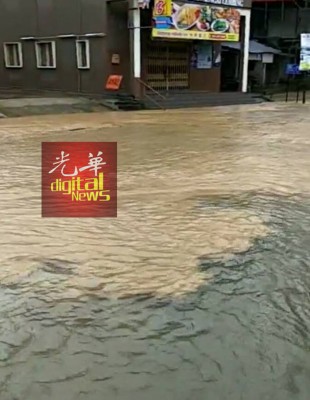 水渗入街道,万众给促提高警惕。(希冀取自Queennie 美君-林明吹水站)