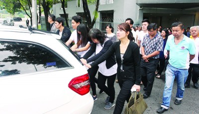 家属和好友陈美娥为他扶灵,送他最后一程。
